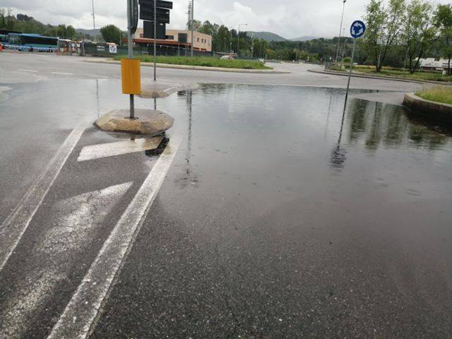 Altre foto del degrado alla stazione di Grandate: in mezzo ai rifiuti......