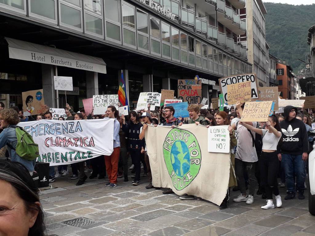 fridays for future a como protesta dei ragazzi per il clima