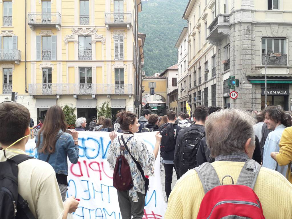 fridays for future a como protesta dei ragazzi per il clima