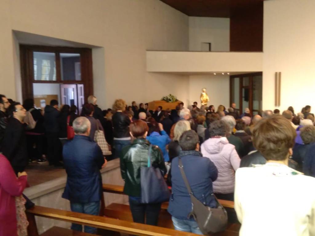 funerale simone bertelè a como chiesa di sant'agata gente e carro funebre