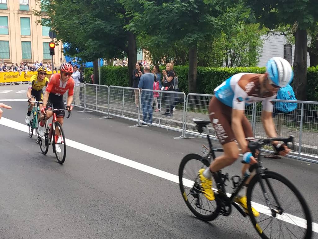 giro d'italia a como vince cataldo arrivo lungolago e tifosi strada gente