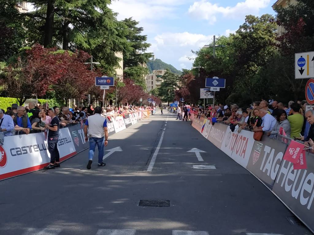 giro d'italia a como vince cataldo arrivo lungolago e tifosi strada gente