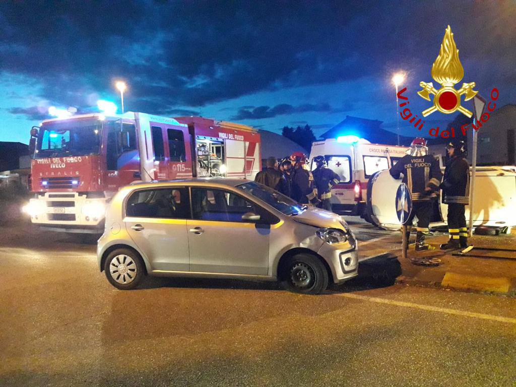 incidente a carimate, auto ribaltata in strada pompieri