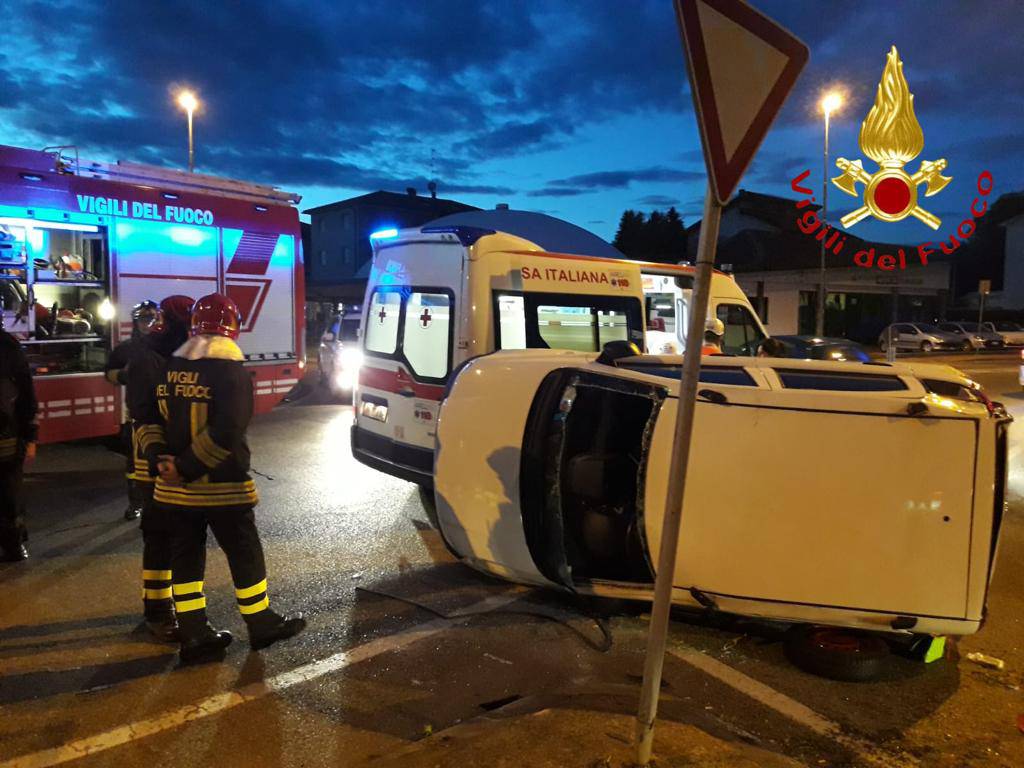 incidente a carimate, auto ribaltata in strada pompieri