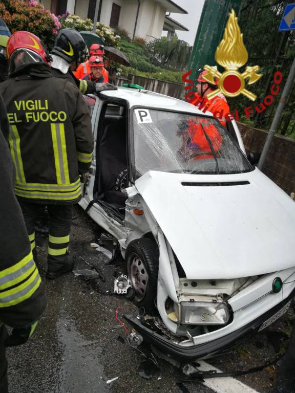 Incidente auto lurate caccivio questo pomeriggio soccorsi pompieri