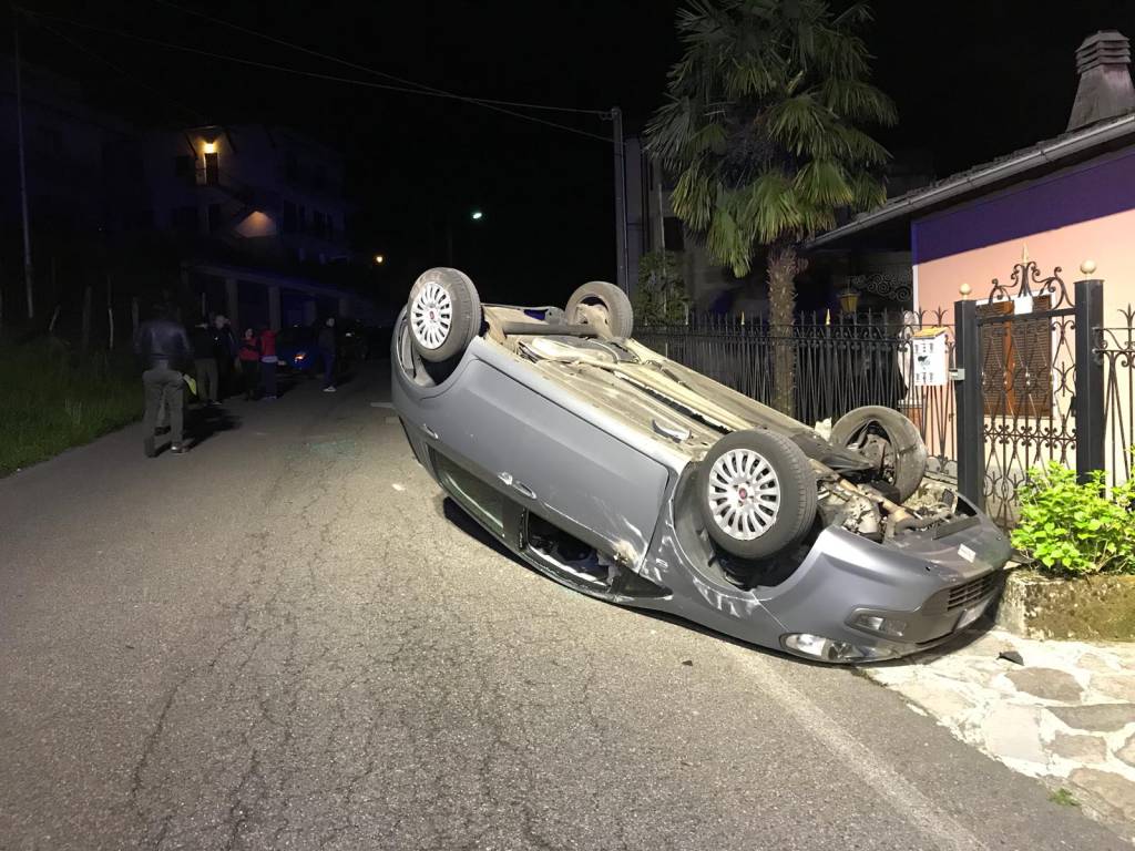 incidente schignano intelvi, auto ribaltata in centro paese pompieri