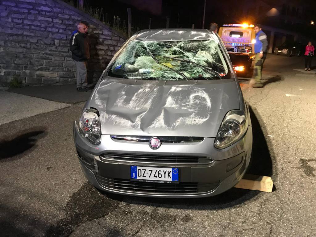 incidente schignano intelvi, auto ribaltata in centro paese pompieri