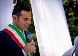 sindaco di olgiate simone moretti con fascia tricolore al collo