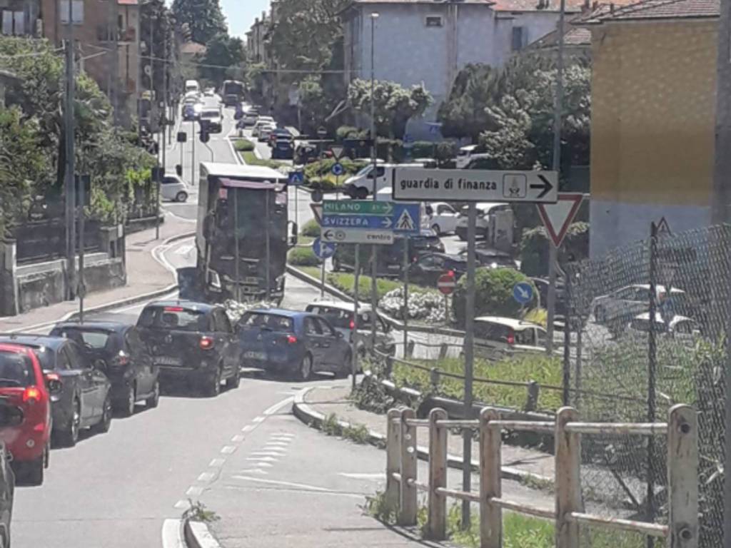 traffico e caos oggi a como per festa ascensione in ticino disagi auto con targhe svizzera