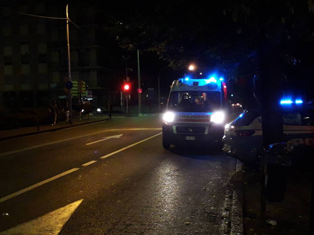 ambulanza notte esterno locale viale rosselli a como per intervento soccorso generico