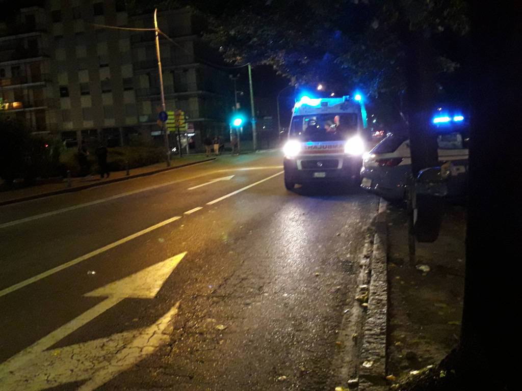 ambulanza notte esterno locale viale rosselli a como per intervento soccorso generico