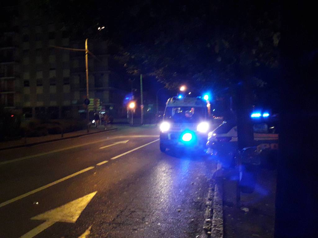 ambulanza notte esterno locale viale rosselli a como per intervento soccorso generico