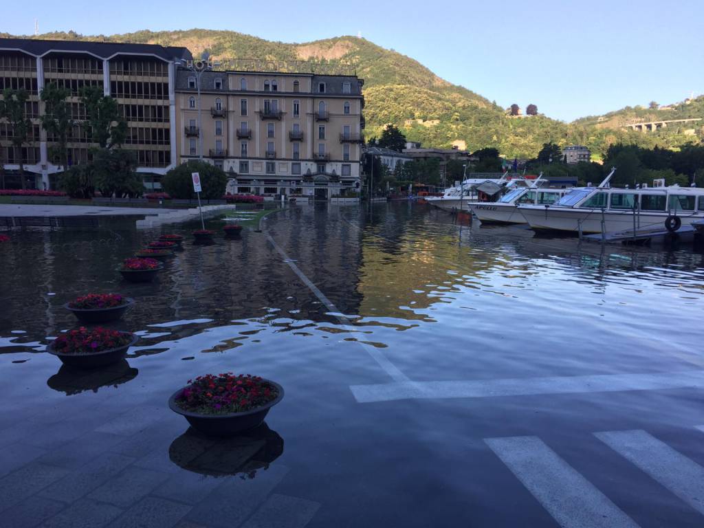 Esondazione del lago in piazza Cavour: le immagini di questa mattina