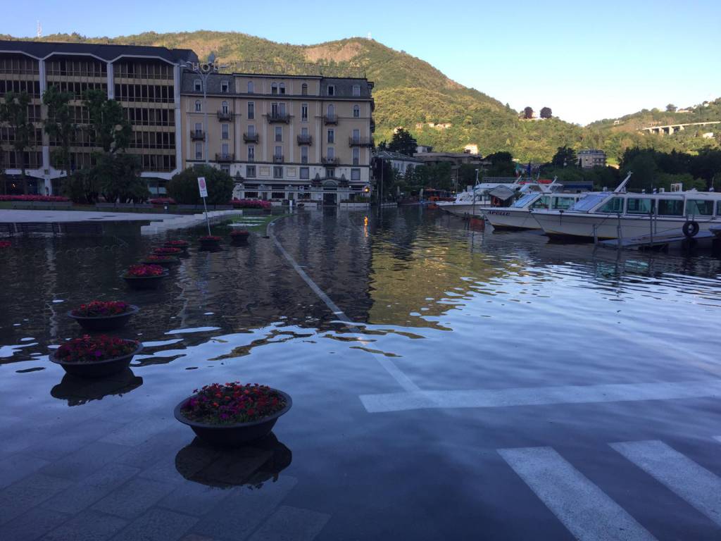 Esondazione del lago in piazza Cavour: le immagini di questa mattina