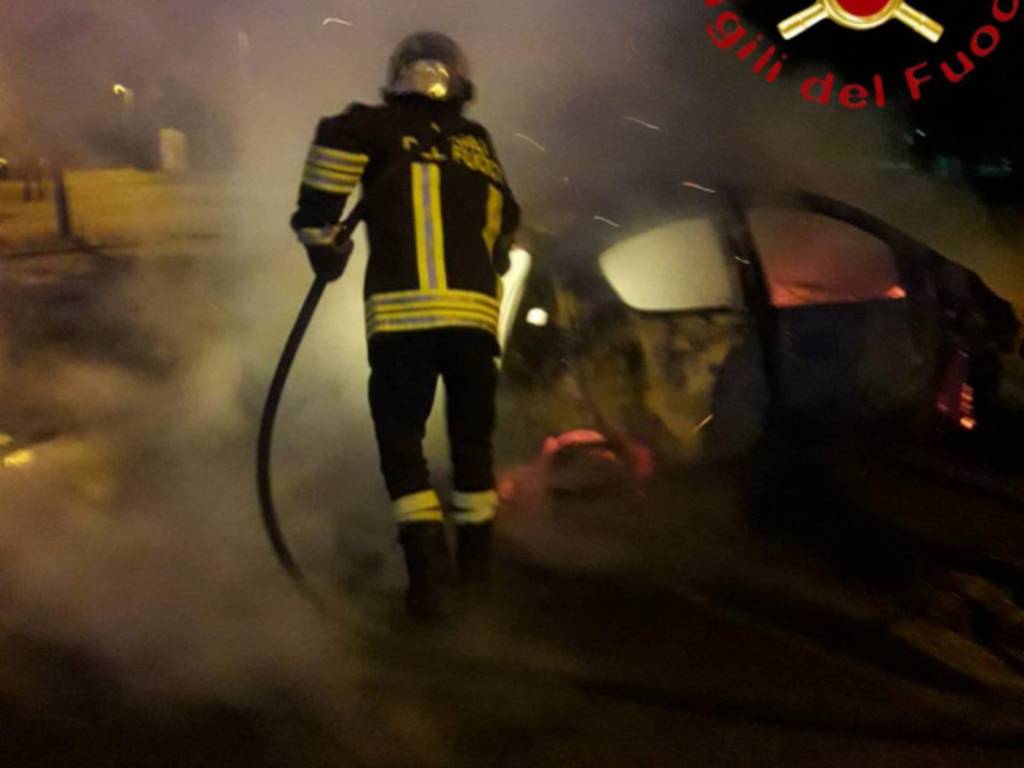 incendio auto via mazzini carugo pompieri in azione