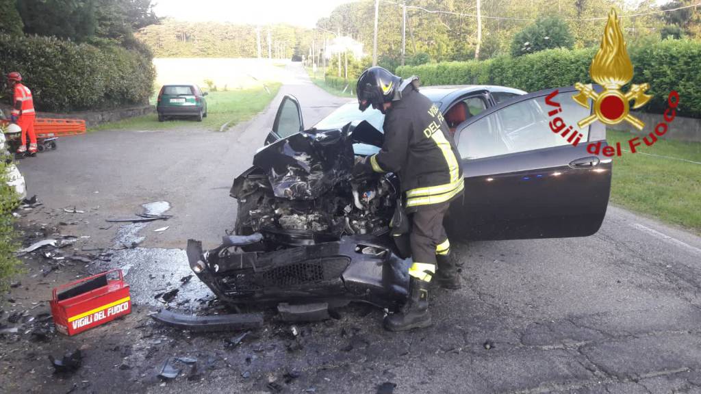 incidente appiano gentile scontro frontale auto mattinata oggi