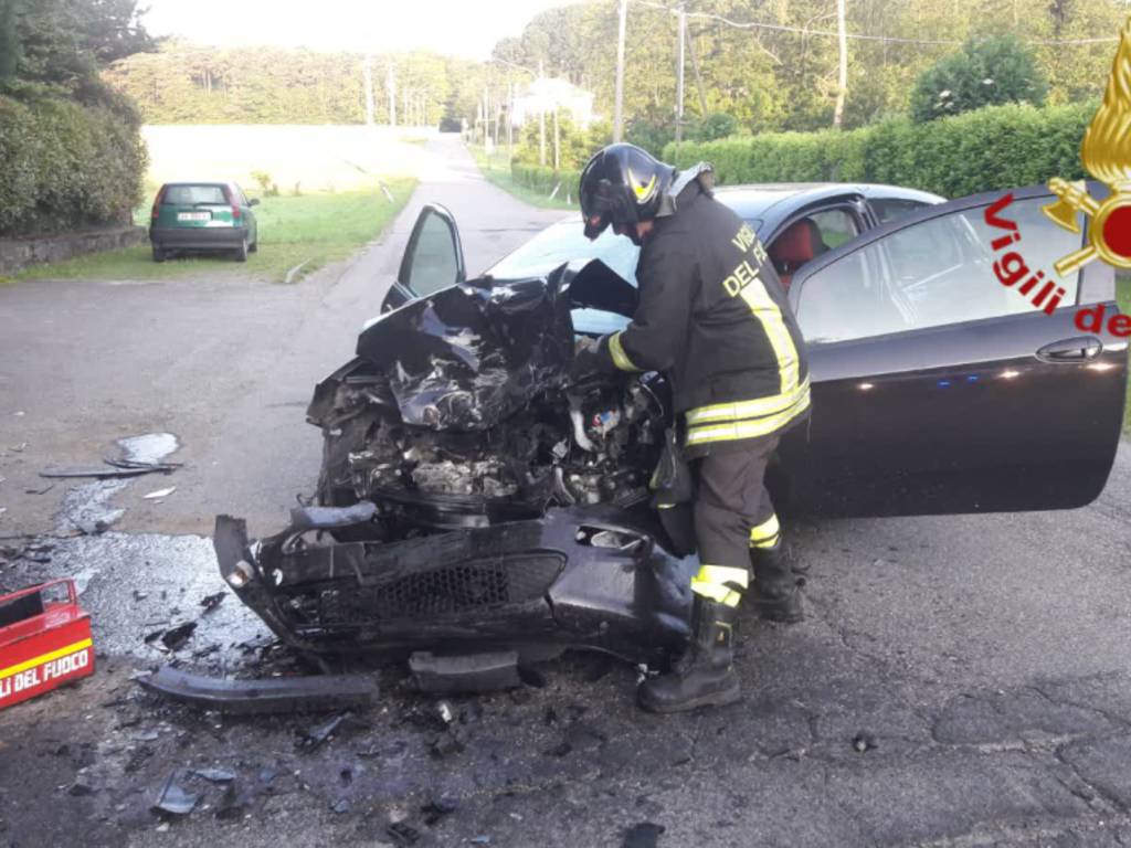 incidente appiano gentile scontro frontale auto mattinata oggi