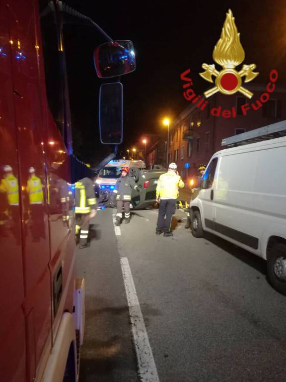 incidente napoleona, auto ribaltata dopo urto con furgone soccorsi pompieri