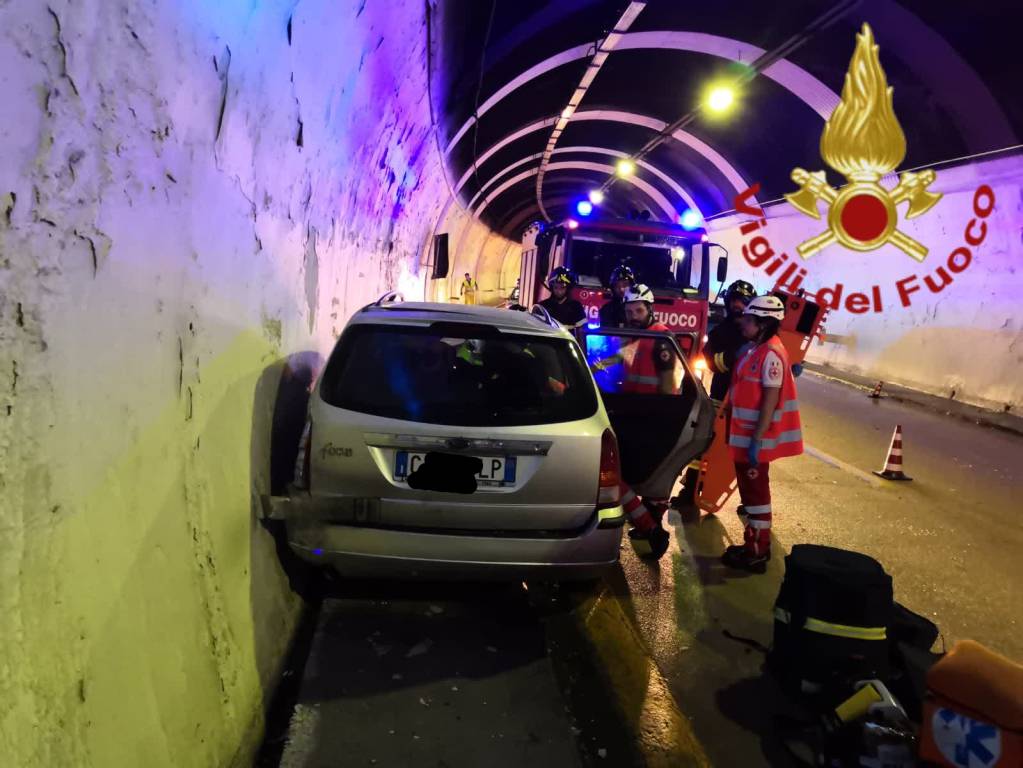 incidenti strade del comasco auto fuori strada casnate ed in galleria a como