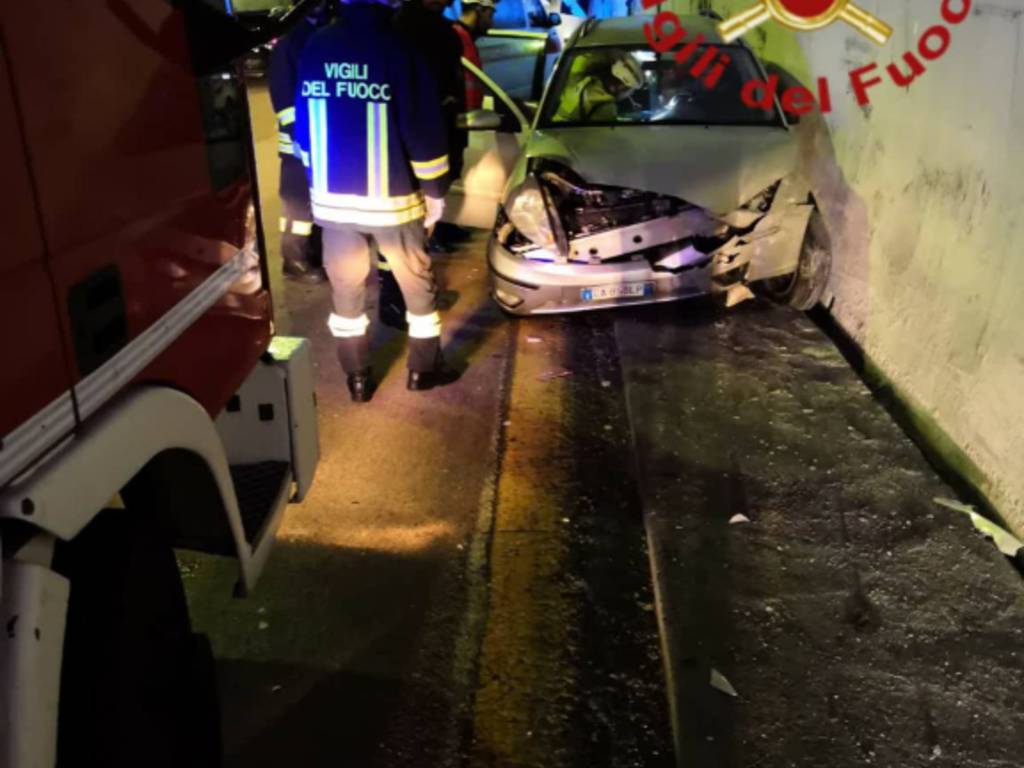 incidenti strade del comasco auto fuori strada casnate ed in galleria a como