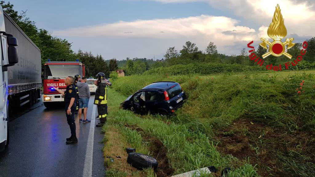 incidenti strade del comasco auto fuori strada casnate ed in galleria a como