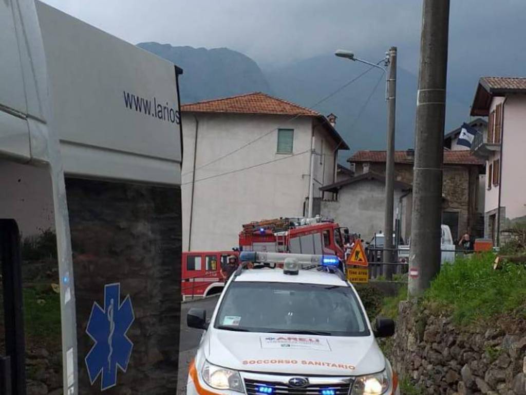 infortunio stazzona, uomo cade dall'albero soccorso da 118 e pompieri