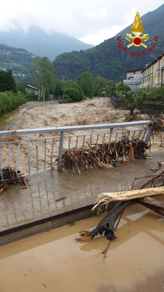 Maltempo devastante in Valsassina, detriti e acqua entrano nel lago