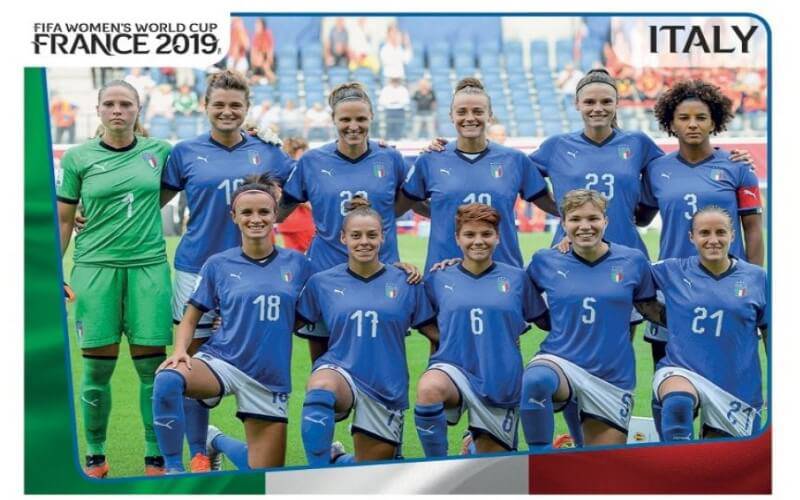 nazionale italiana calcio femminile pronta per mondiali in Francia foto album panini