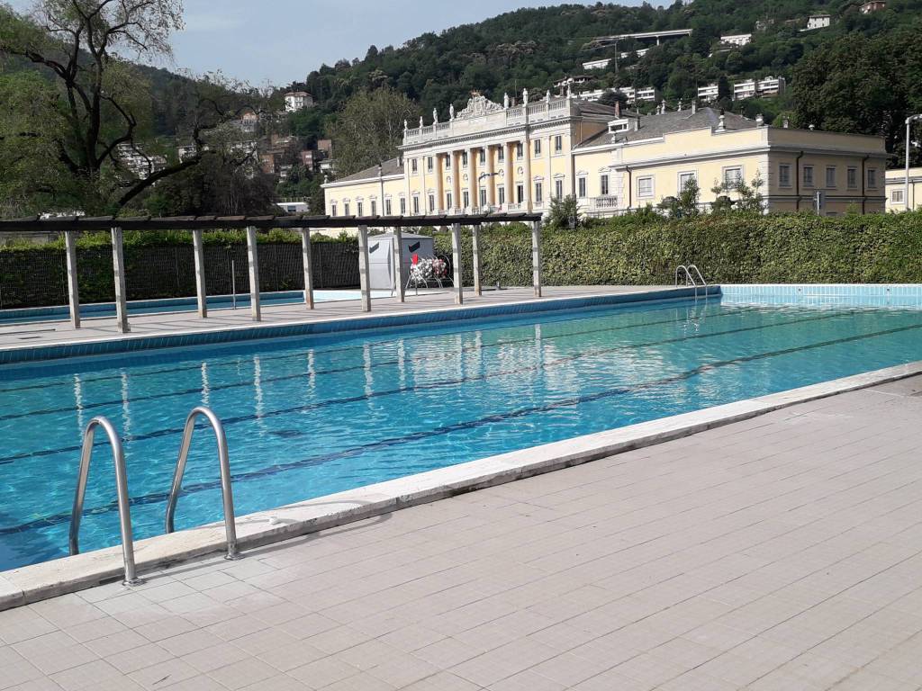 riapertura del lido di villa olmo piscina e ombrelloni