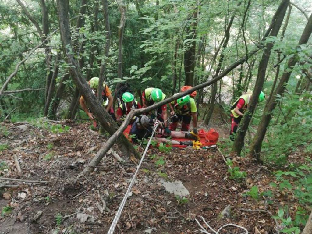 soccorso alpino recupero escursionista di saronno bosco val perlana ossuccio