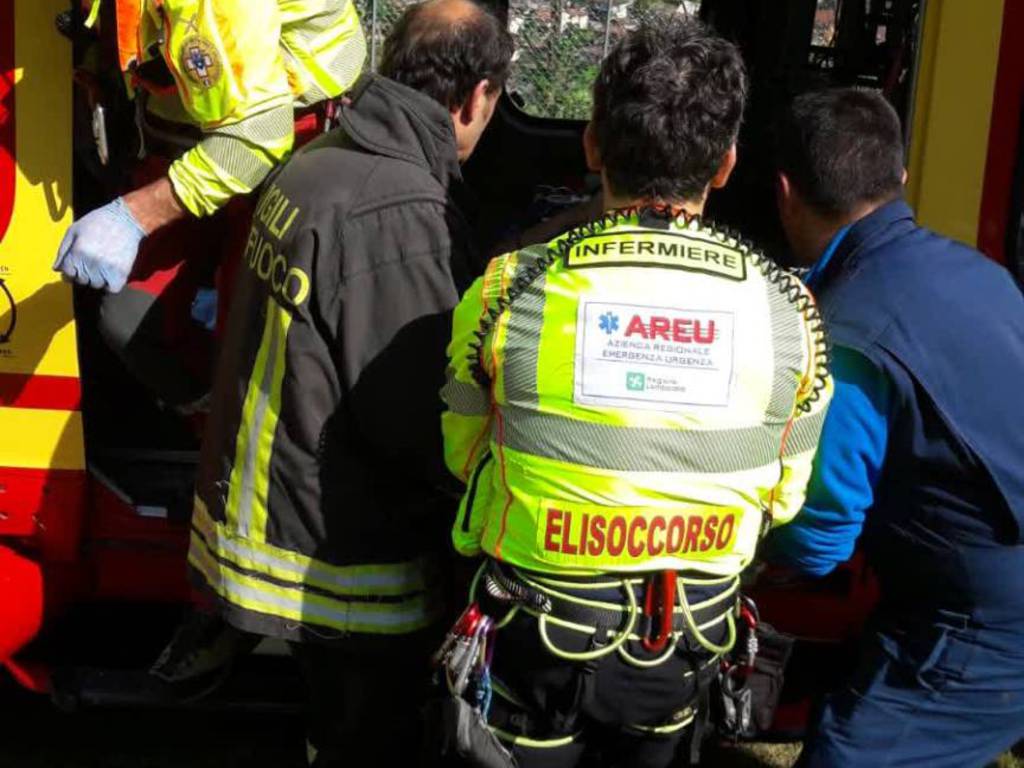 trattorino lo schiaccia durante i lavori a porlezza, soccorso da pompieri ed elicottero