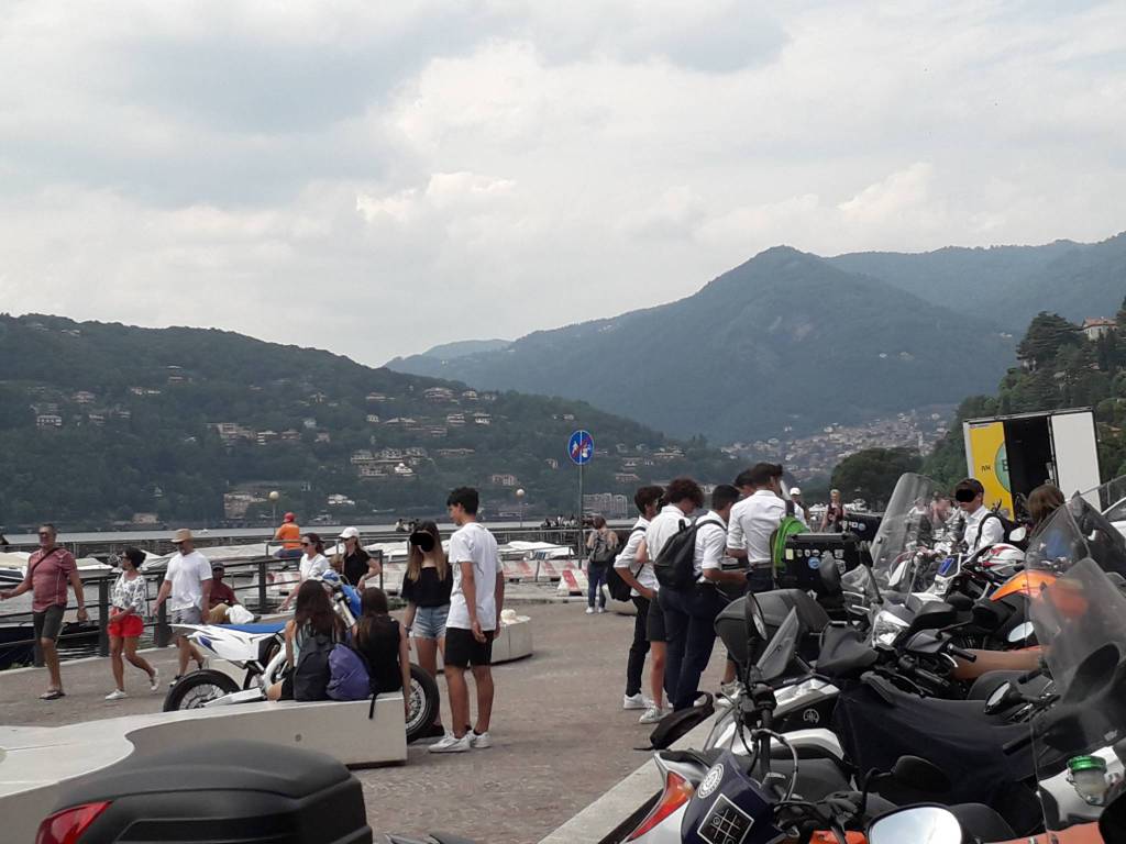 ultimo giorno di scuola a como ragazzi in giro per la città