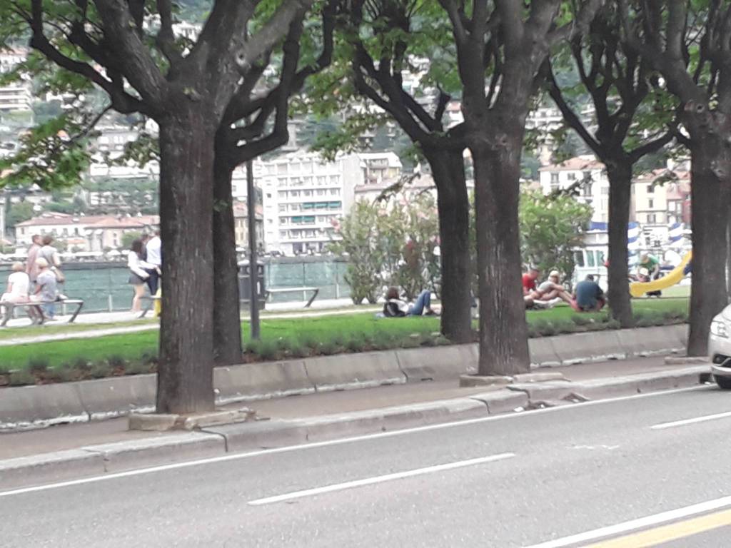 ultimo giorno di scuola a como ragazzi in giro per la città