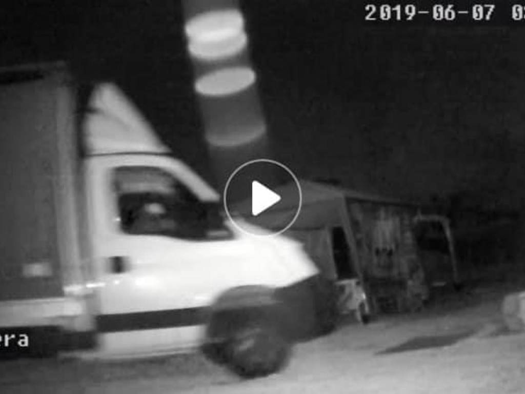 vandali casa di campagna di albavilla ripresi dalle telecamere con furgone