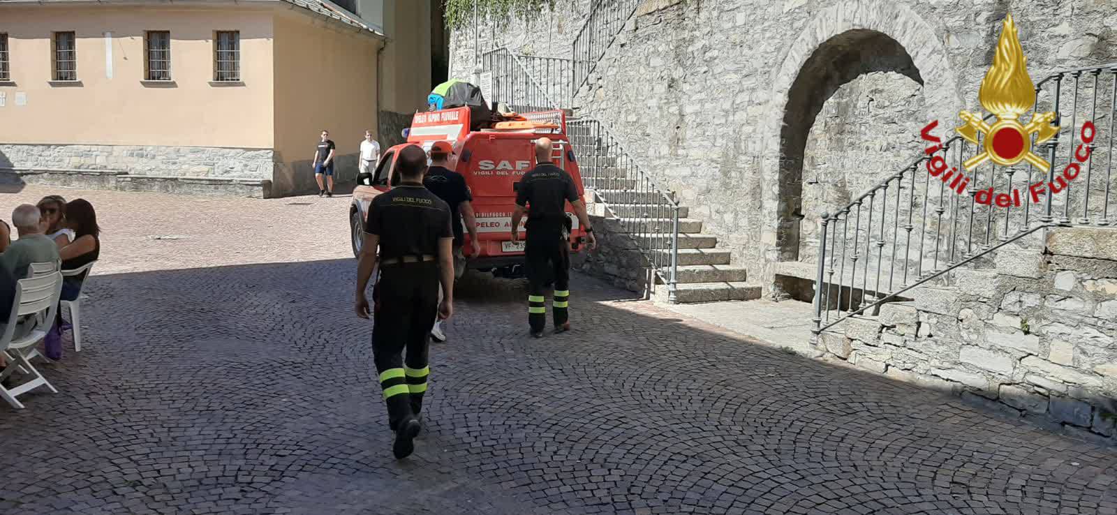 atterraggio di emergenza con parapendio sopra faggeto lario pompieri a recuperarlo