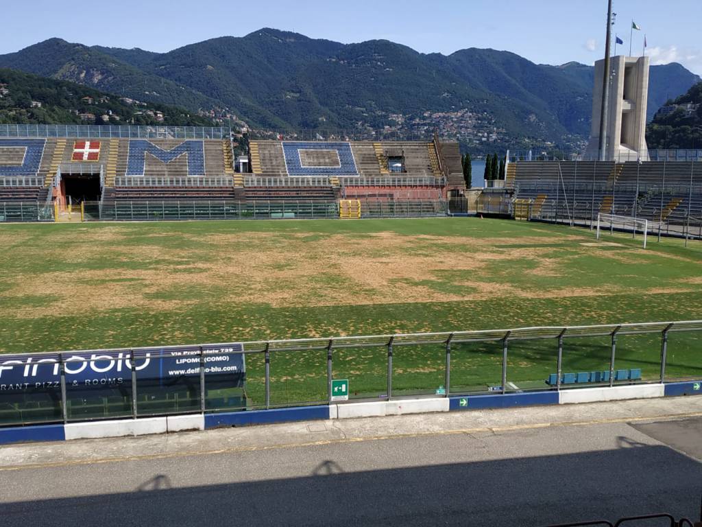 erba ingiallita stadio sinigaglia di como prima del raduno