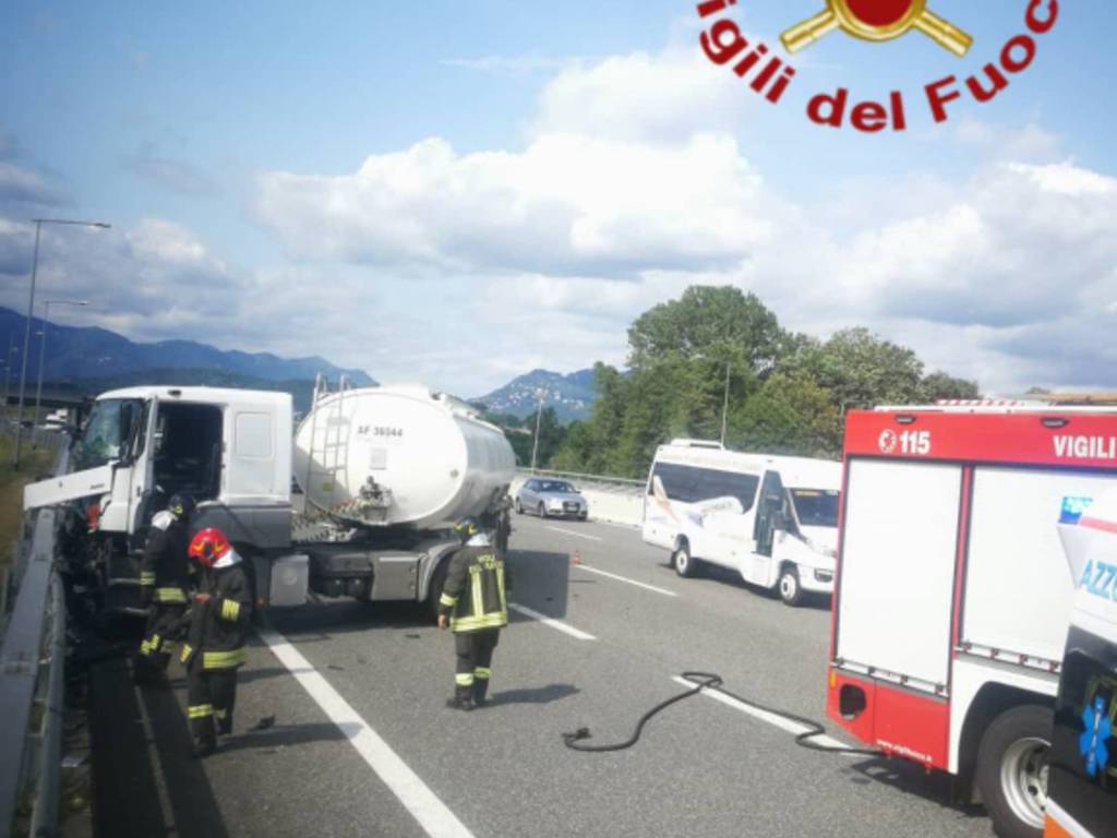 incidente autostrada a9 cisterna contro camion soccorsi pomnpieri