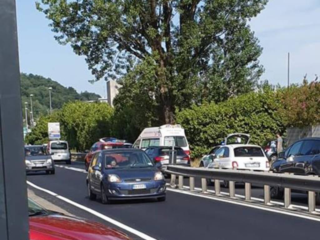 incidente di via asiago tavernola ambulanza soccorso ciclista ferito a terra