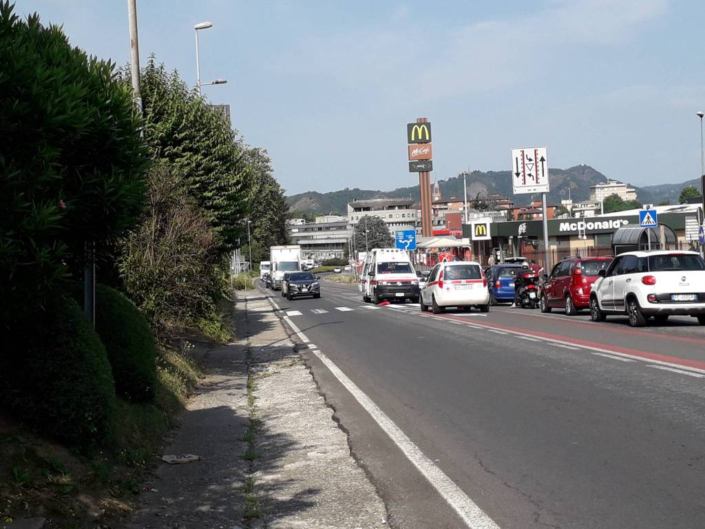 incidente lipomo donna investita in strada statale per lecco soccorsi ambulanza traffico disagi