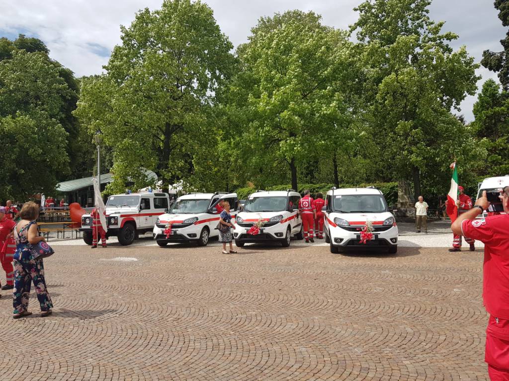 tre nuovi mezzi donati alla cri del basso lario di cernobbio e maslianico cerimonia donazione