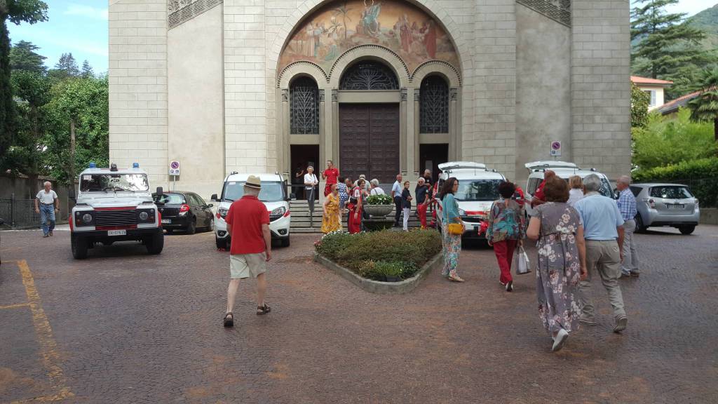 tre nuovi mezzi donati alla cri del basso lario di cernobbio e maslianico cerimonia donazione