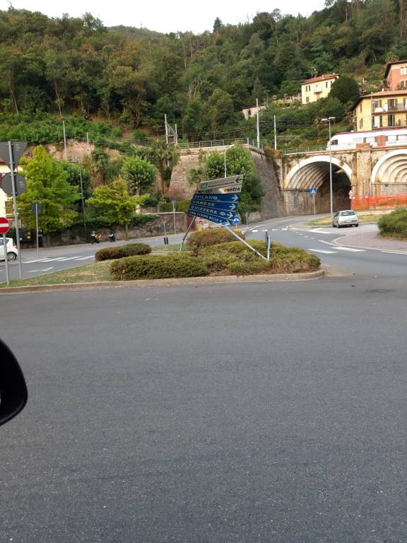 cartello abbattuto in piazza santa teresa a como nella notte