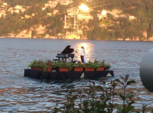 Floating Moving Concert davanti alla riva di Cernobbio con il pianista Alessandro Martire