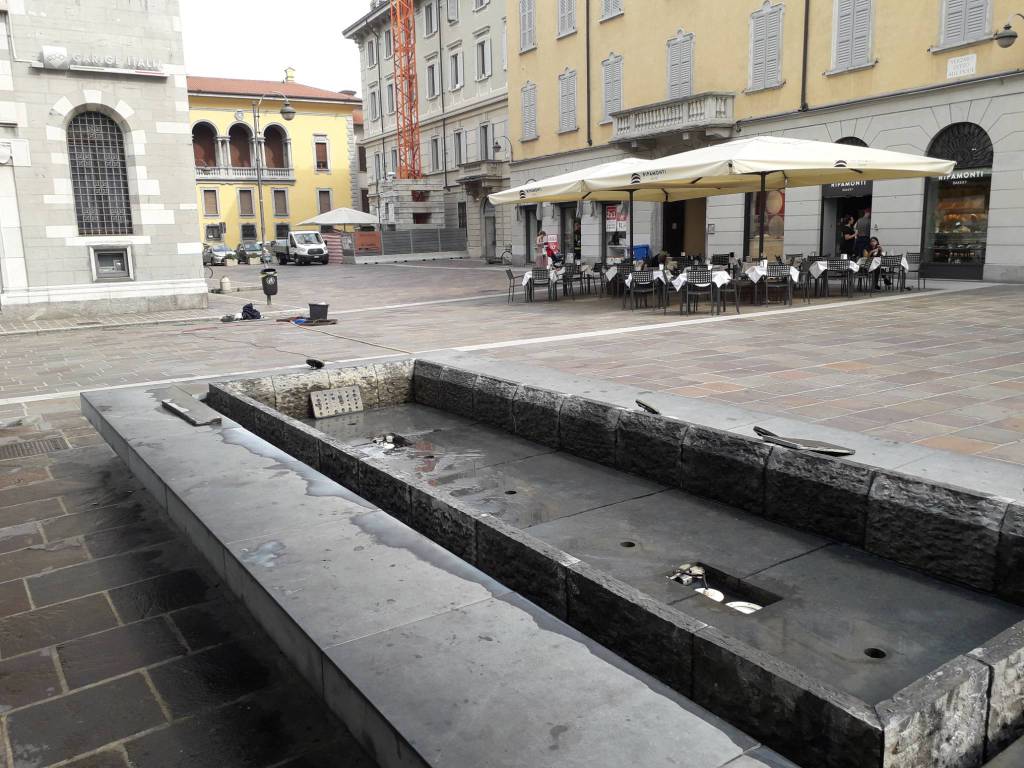 pulizia vasche fontane di piazza grimoldi a como operai idropulitrice