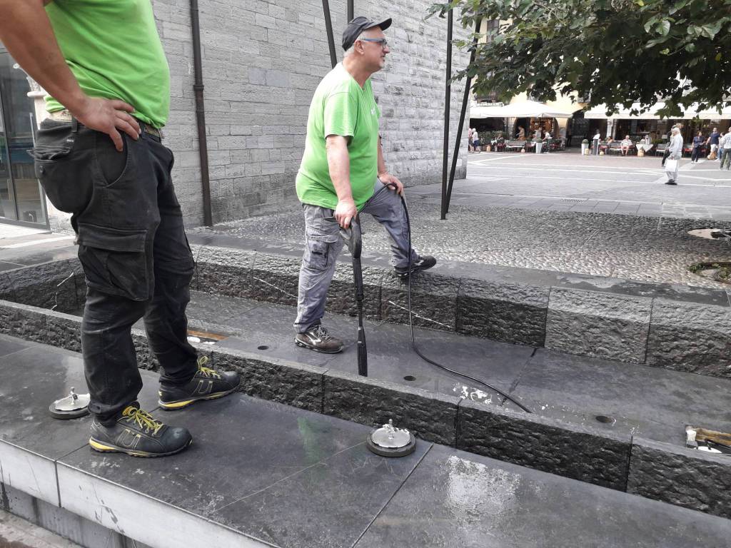 pulizia vasche fontane di piazza grimoldi a como operai idropulitrice