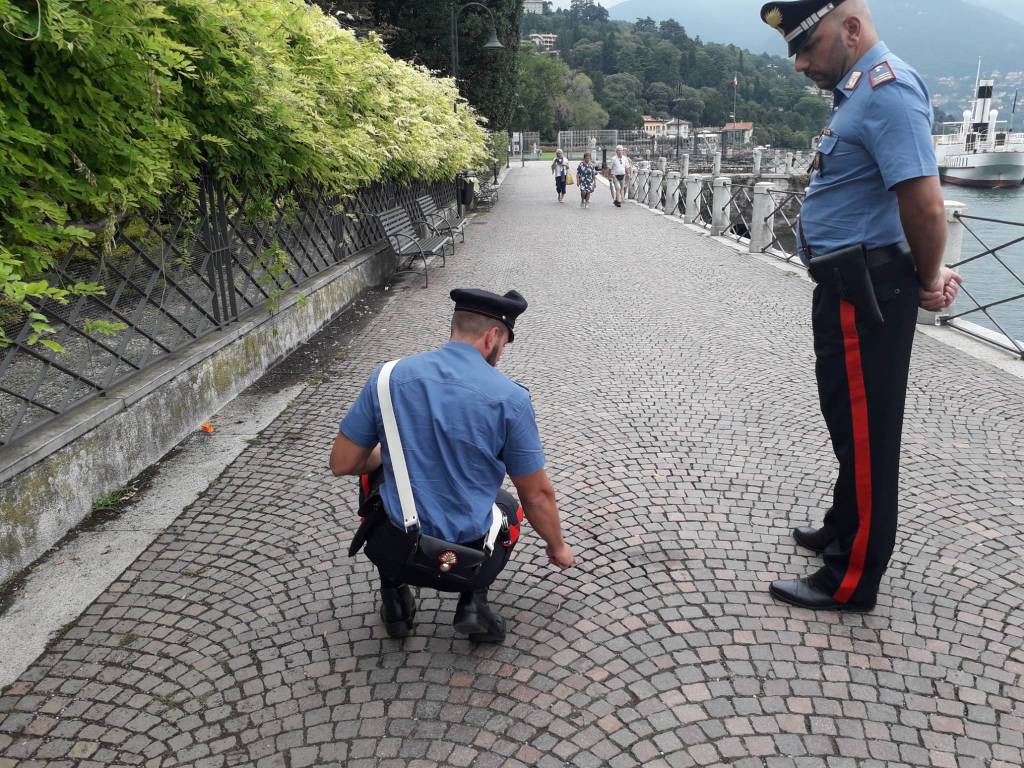 rissa passeggiata di villa olmo carabinieri posto contatto e macchie di sangue per terra