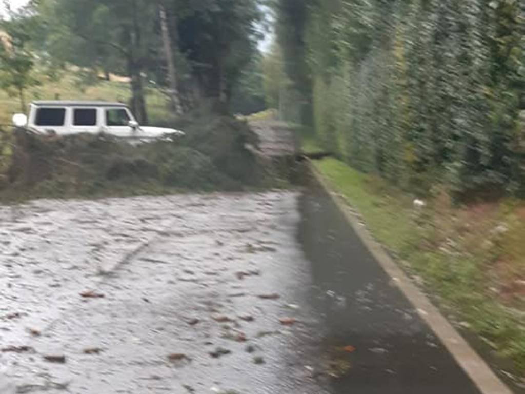 smottamento cliano con osteno fango sulla strada ed albero caduto a pian delle noci in strada