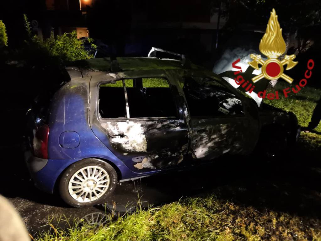 incendio notte via di vittorio a rebbio, auto danneggiata da fiamme pompieri