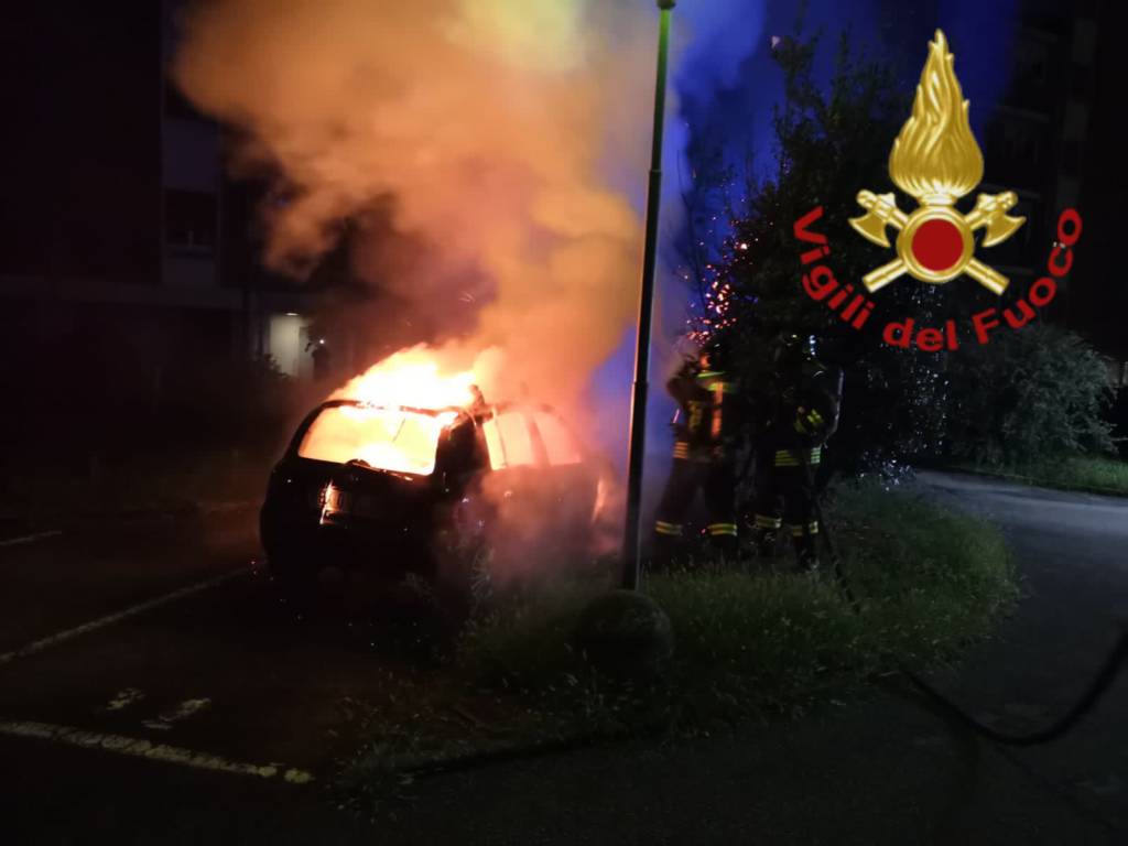 incendio notte via di vittorio a rebbio, auto danneggiata da fiamme pompieri