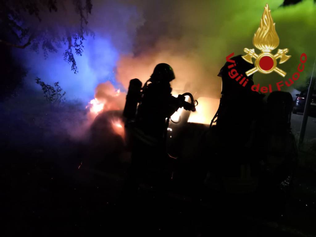 incendio notte via di vittorio a rebbio, auto danneggiata da fiamme pompieri